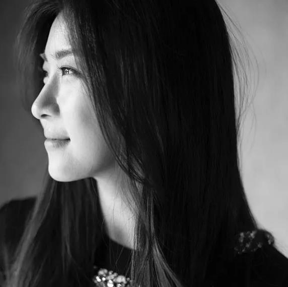 《色即是空》是韩国很有名的情色片，连拍两部足以说明受欢迎程度，作为这部片子的女主角，河智苑相当优秀了。