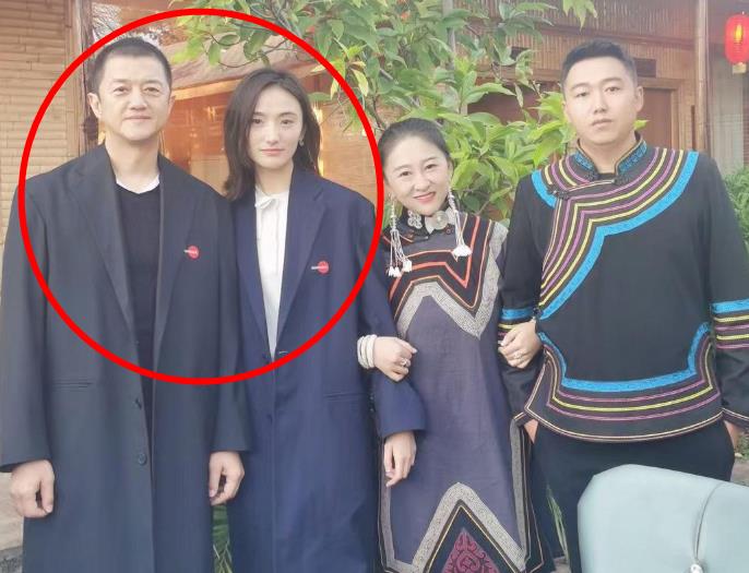 有传闻李亚鹏已经和见了海哈金喜家长了，李亚鹏和海哈金喜一家人的合照也曝光了。照片看起来，李亚鹏显得老态，给人的感觉更像是海哈金喜的爸爸朋友一样。李亚鹏和海哈金喜则有点像父女的感觉。当然，李亚鹏和海哈金喜相差19岁，精神面貌和状态自然很明显。而对于海哈金喜和李亚鹏的恋情，网友们议论纷纷，甚至直言海哈金喜是奔着李亚鹏的财产和人脉资源而去的。海哈金喜的好友却站出来喊话，李亚鹏和海哈金喜情投意合，在一起恋爱快1年了，只是等现在才公开而已。海哈金喜本身家庭富裕，虽不及李亚鹏有钱，但是她个人也不差钱。