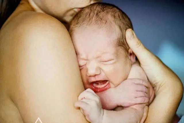 宝宝一哭就抱会惯坏他？两个研究结果告诉你宝宝哭闹到底要不要抱