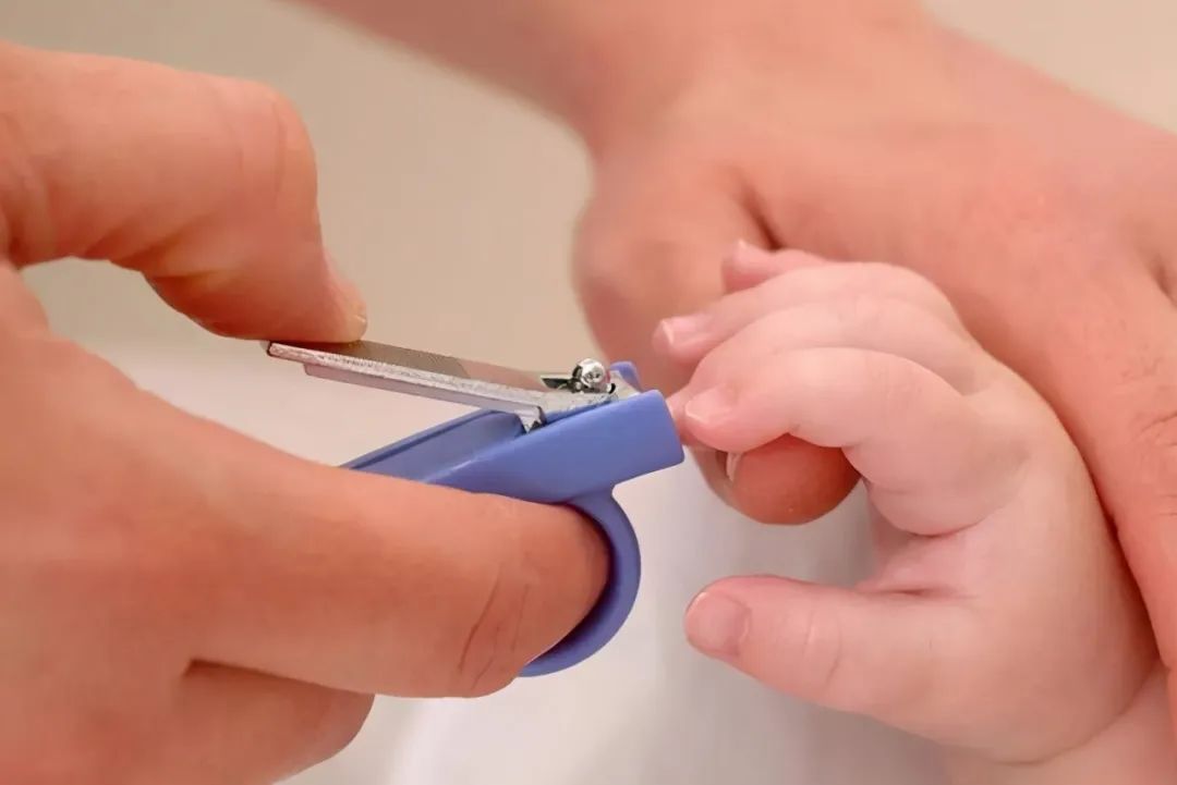 给孩子剪指甲,家长容易犯的三个错可能会伤害孩子,你要注意