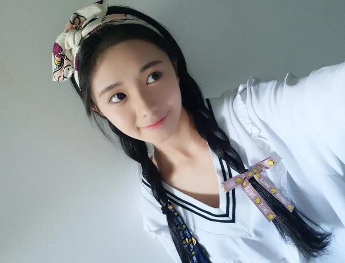 对于毕业于北舞的人，大家对她的期望非常高，又因为拍摄了张艺谋导演的作品，更是让她在大家的关注和评论下成长，所以可能她给大众表现出来的不是真实的她自己，最新官宣的电影和易烊千玺搭档更是给了她很多压力。很多人也表示对她的实力质疑，但是她都把那些不好的评论克服的非常好，相信她会给大家呈现出很好的作品。大家还是应该多多鼓励她，毕竟她还是一位非常年轻的演员，大家还是多期待她带来的新作品吧。