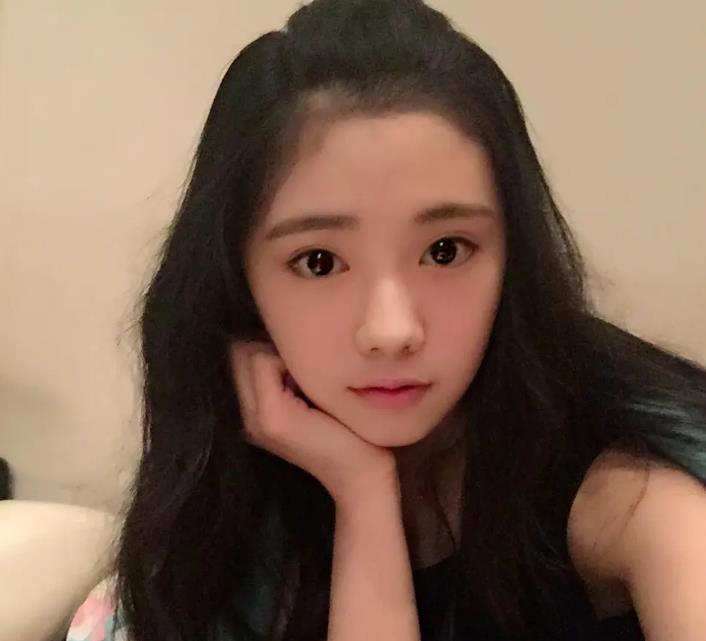 刘浩存是非常年轻的演员，长得也是非常漂亮的人，她很小的时候就对艺术表现出了很大的兴趣，所以后来就学习了舞蹈，之后很顺利的进入北舞，也以很好的成绩从那毕业，是一位非常优秀的人。