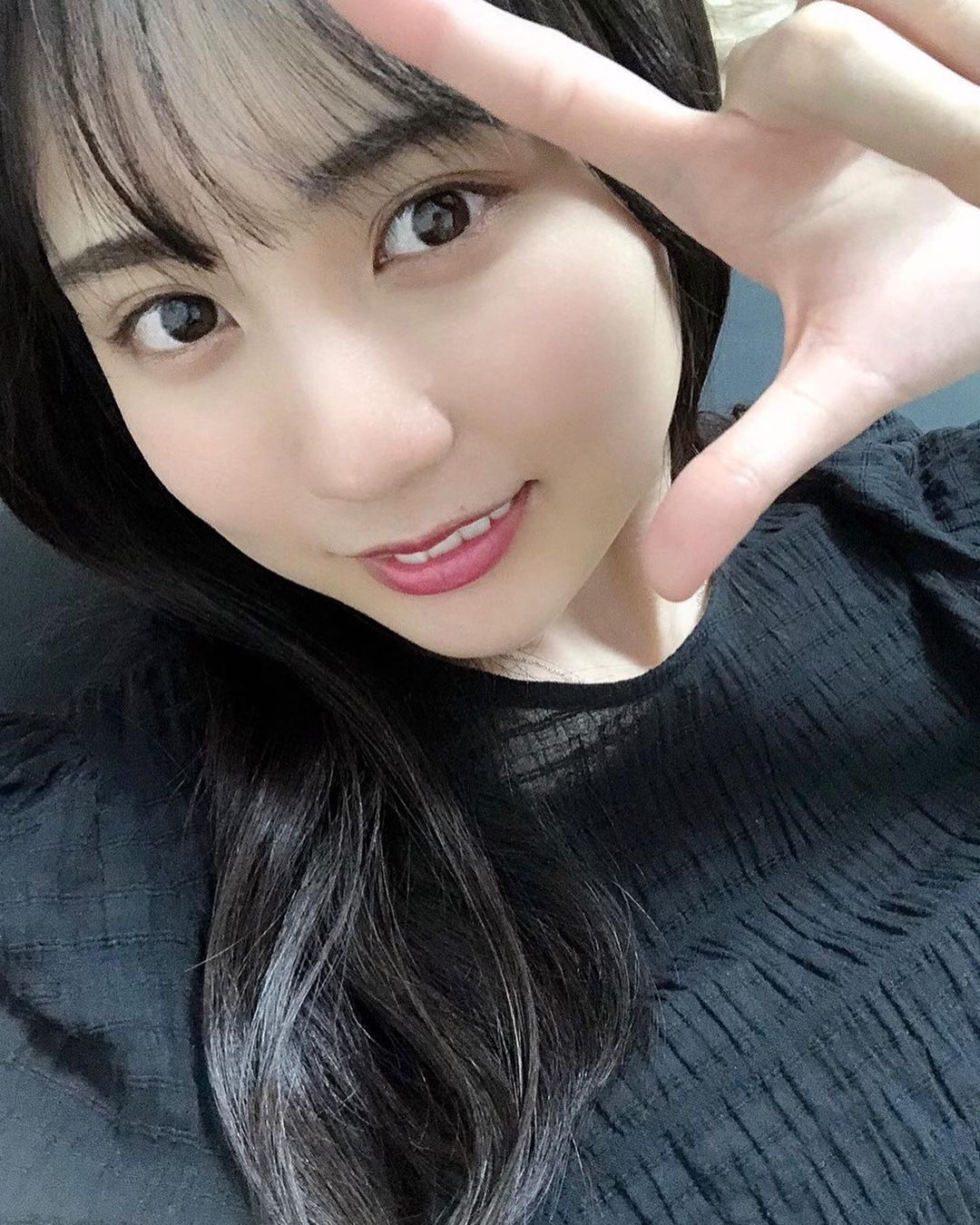 有着不输白石麻衣的神级美貌，配上清新脱俗的空灵气质，走透明系美少女路线的贺喜遥香，其实不用当白石麻衣接班人，因为她早已走出属于自己的路，不只粉丝间人气越来越高，登上时尚、写真杂志的机会也大增，或许再过不久，她就能兑现当初大家对她的期待呢！