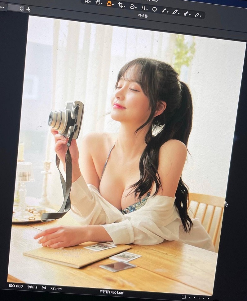 甜美小厨娘「박민정」坐在厨房台面当佳肴 如果可以，先来杯牛奶好吗…？