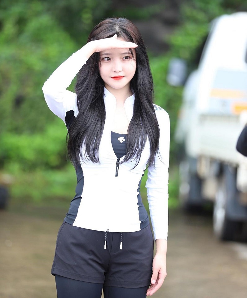 甜美小厨娘「박민정」坐在厨房台面当佳肴 如果可以，先来杯牛奶好吗…？