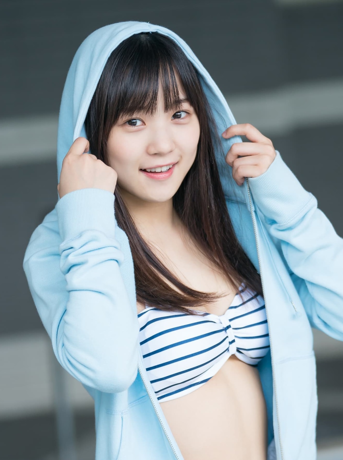 今年22岁的稲场爱香，目前隶属于人气偶像团体「Juice=Juice」，稲场爱香不只是团中不可或缺核心成员，还是里面的身材担当，无论是平常唱歌跳舞，还是近日单飞推出个人写真，都获得不少好评。