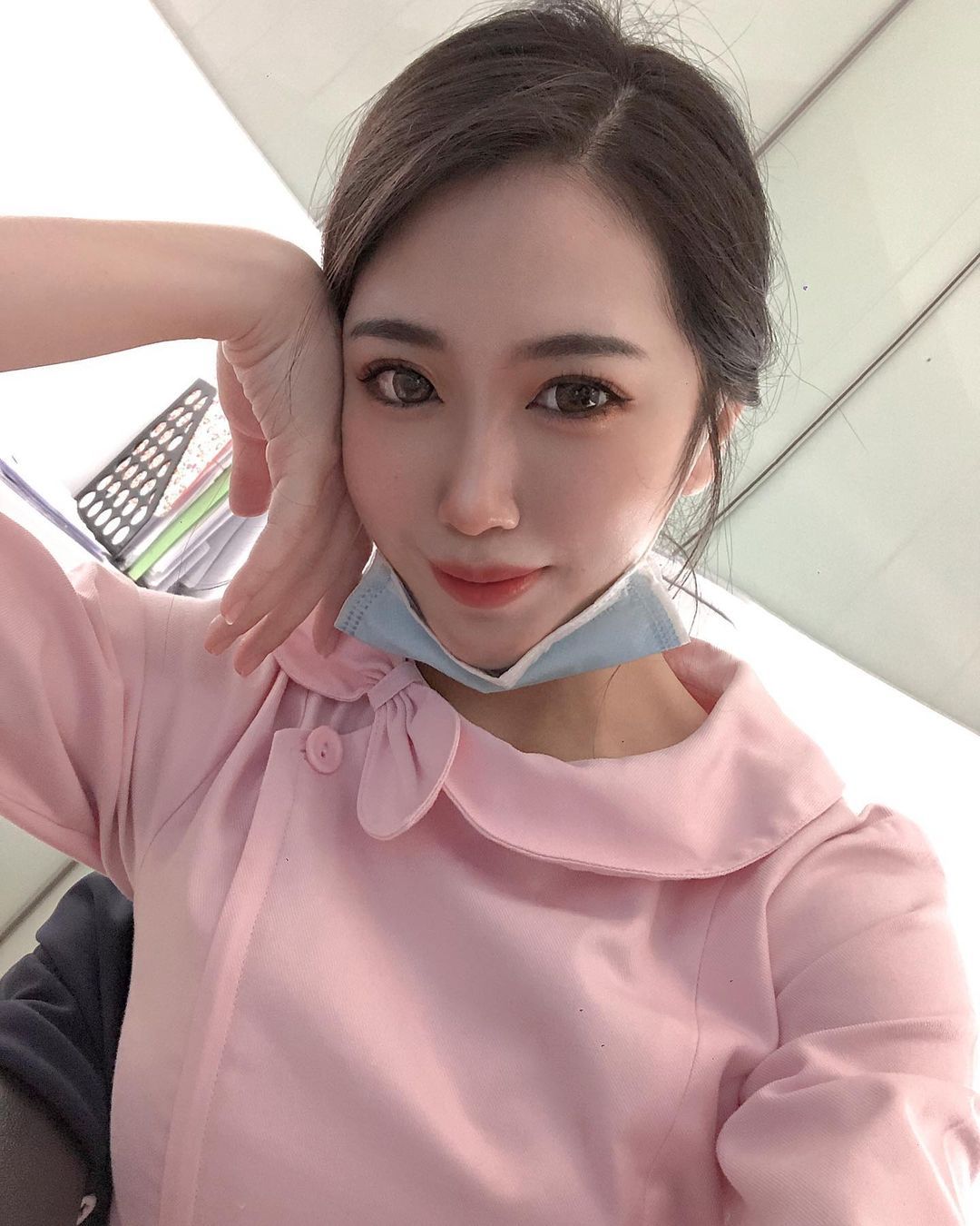 台湾真的好多漂亮护理师，有甜美可爱也有火辣逼人的～今天要介绍的这位正妹护理师「Yuna」就是甜美火辣的mix版，脸蛋精致漂亮的她笑起来很甜，穿上护理师的粉红制服既专业又和蔼可亲，感觉被她照顾的病人很幸福～！