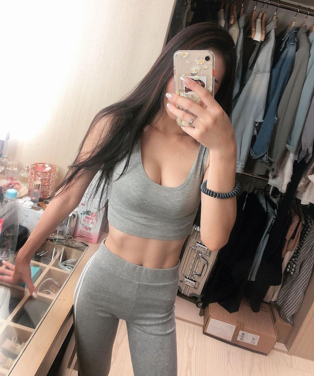 「辣妹护理师」身材太扯！人美细腰还有「超猛马甲线」，不简单啊～