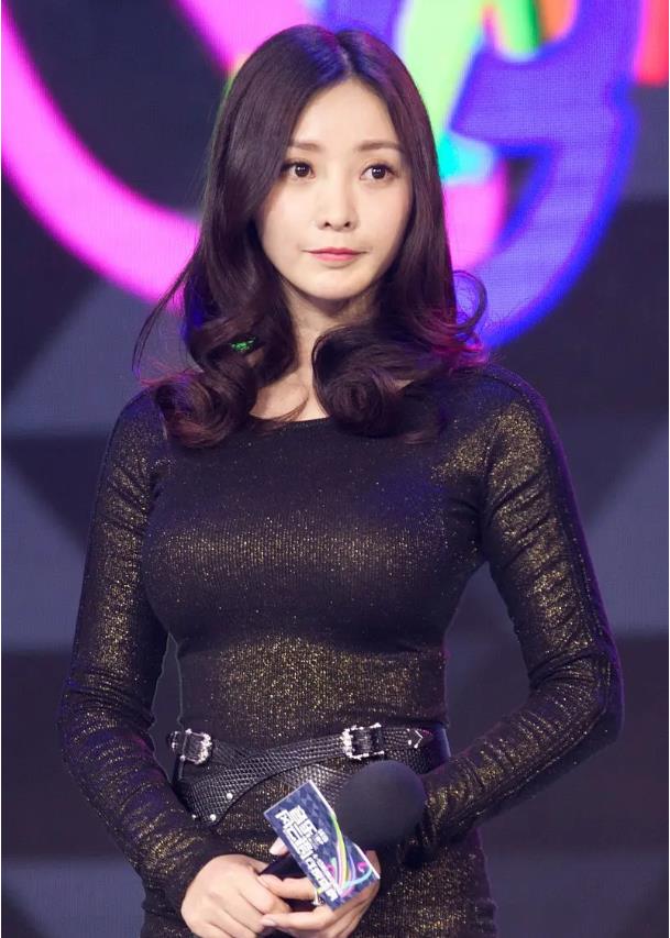 柳岩可是娱乐圈著名的大胸女星了，柳岩一直就是以性感著称，在柳岩的性感之中，胸大是柳岩的一大标志，柳岩能够有今天的人气，说实话柳岩的胸有着不可不提的功劳。相信大家对这一点也是没有异议吧！
