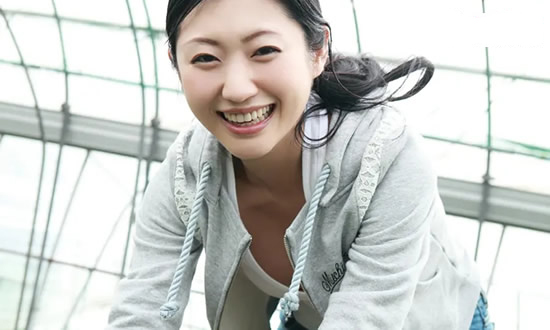 坛蜜又名叫齐藤支静加，是一个日本的演员兼模特，出生于1980年，有着新一代的写真女王的称号，是一个日本新一代的性感女神。