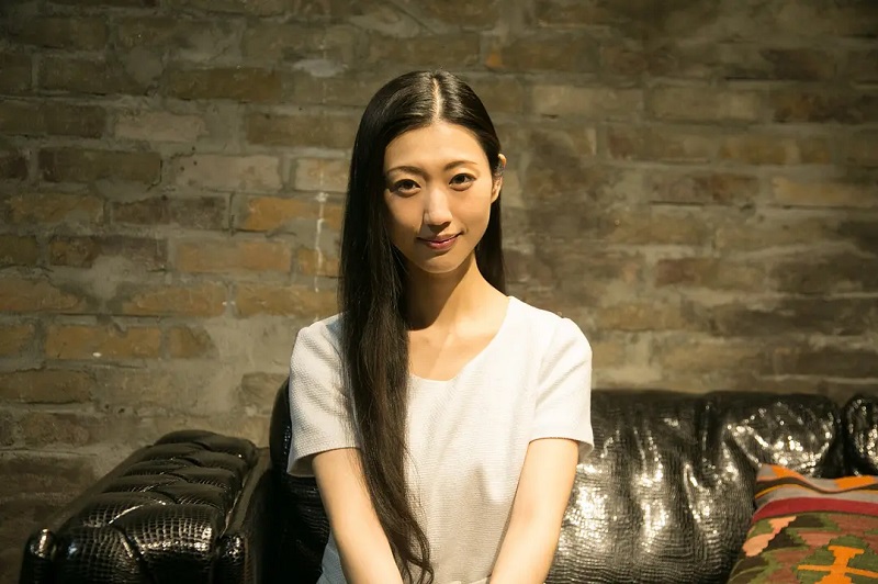 值得一说的是，坛蜜拥有傲人的E级美胸，因饰演《半泽直树》情妇一角，人气向上攀升，她也因为这部戏试图摆脱艳星行列，但在最新一期的日本写真杂志《FRIDAY》中又突然大方展现傲人的好身材。