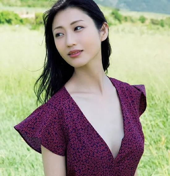 坛蜜是日本的新一代写真偶像，也是有着性感女神称号的一个日本演员兼模特，无论是主演的电影还是在发布会上的大胆行为，都一度备受关注！