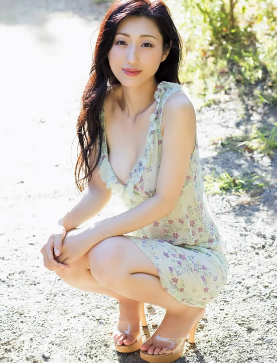 坛蜜日前被网友认定为从良中突然又脱了，被外界猜测主要原因可能是为了1位称作是坛蜜接班人的小野乃乃香崛起，有人认为她必须巩固好自己的地位，才又决定为《FRIDAY》拍摄新照片。