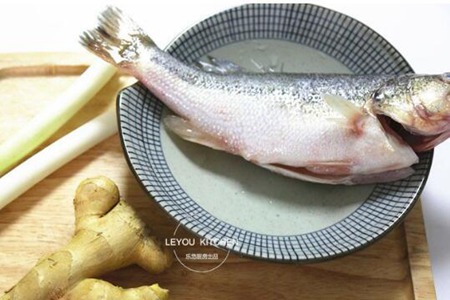 年夜饭清蒸鲈鱼怎么做好吃？清蒸鲈鱼的家常做法窍门