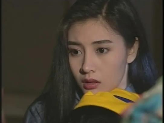 港姐中最美的一位。对于她，除惊艳一词，无以形容。李嘉欣早年在电影中和许多大名鼎鼎的影后都合作过，不过虽自有光芒，终究在表演方面欠缺太多，以致少有作为。倒是在代言这个大领域，她可以说真的称霸了天下。原因就是长的太美！