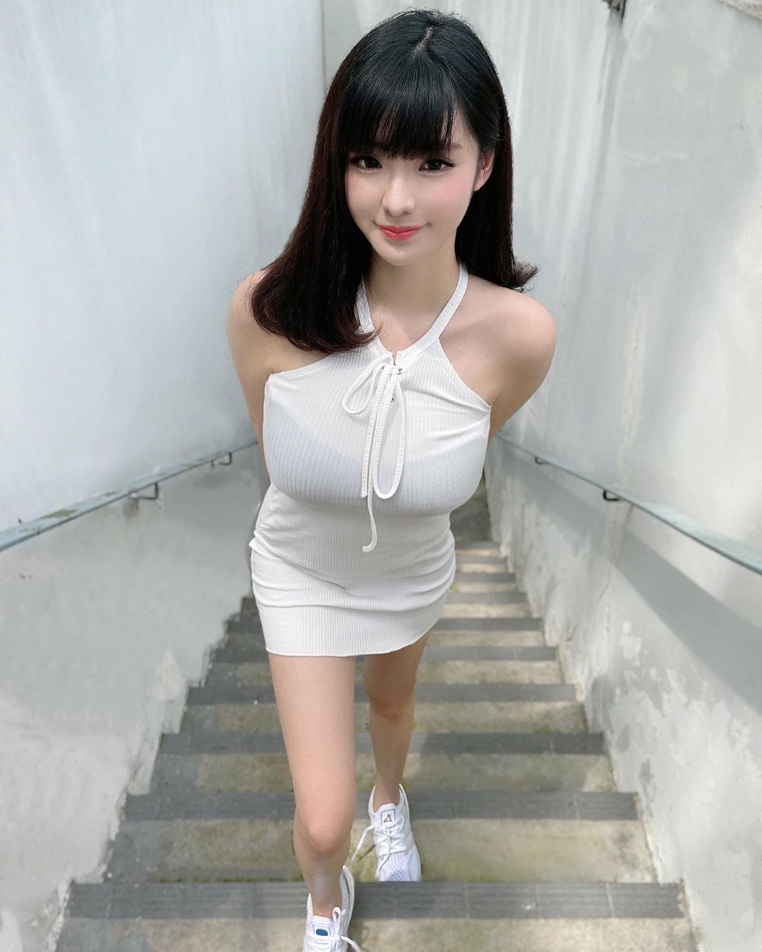 她就是近期在IG上很火红的Amy香儿，在网路上可是拥有60几万粉丝呢！Amy香儿不仅拥有超甜美的外型，满满气质更是撩人一票网友！虽然她在IG上的照片都蛮保守的，但依旧抵挡不住她那丰满身材的威力～