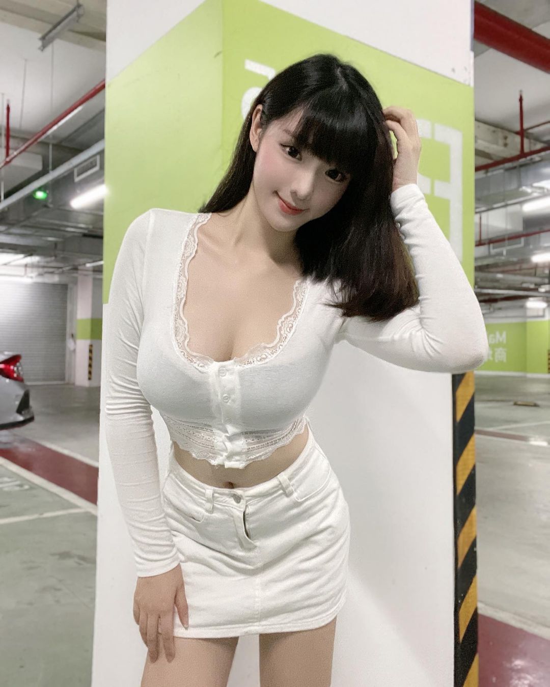 高颜值「短发辣妹」路边展现极品好身材！