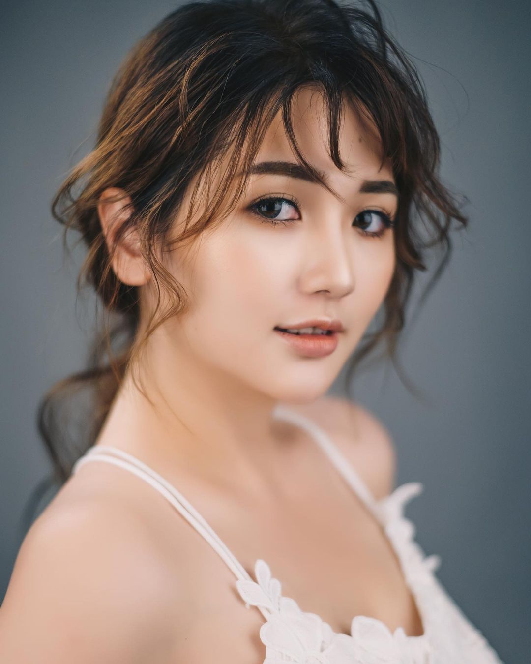 除了姣好身材外，许多网友也格外喜欢她出众的气质，就算不刻意露、卖性感，只是静静着望向镜头，也能靠着甜美笑容和纯净仙气，掳获大批粉丝的心～