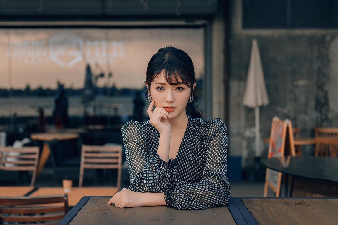 在IG上吸引超过11万粉丝的高人气直播主「莫葵Vika」，同时也是模特儿、女郎，在那一张看似无害的脸蛋下，其实还有着核弹级的「致命x器」，也从不吝啬大晒好身材，不论是在直播、还是发文时，都时不时会PO出各种「事业线」福利！