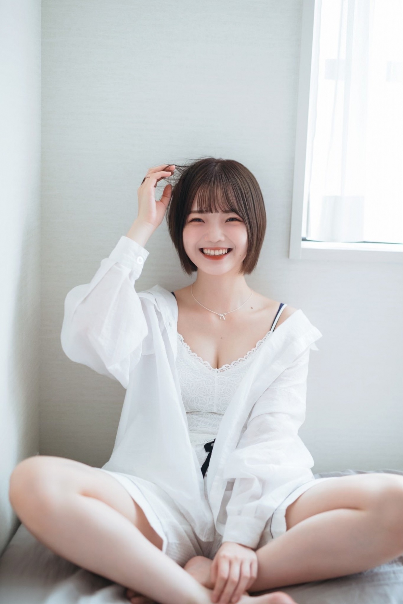 关于新谷姫加，还有一个有趣的趣闻，因为长相很像欅坂46（现更名为樱坂46）前王牌平手友梨奈的关系，让她不只公开表示自己是，「随时可以见到的平民版平手友梨奈」，甚至曾以平手友梨奈「分身」身分出席综艺节目，整个吃豆腐吃好吃满。