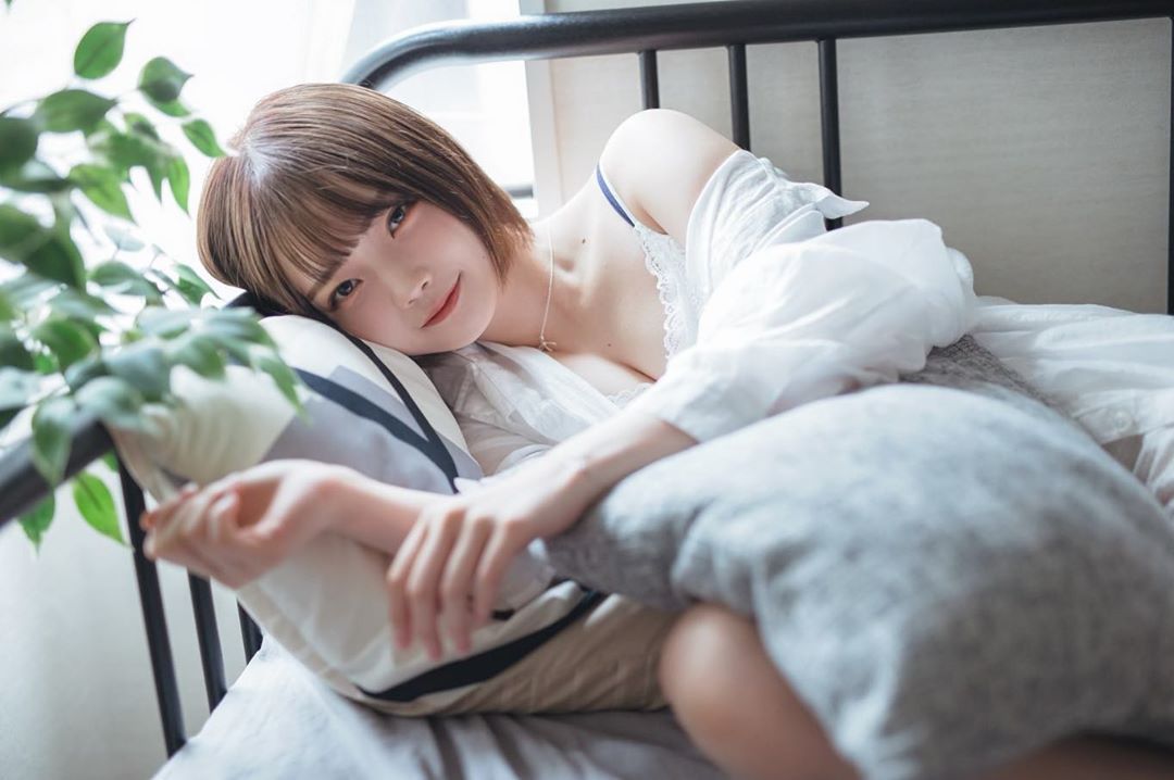 然而，此举却让真正的平手友梨奈粉丝们很不谅解，甚至让自己个人推特大炎上，幸好面对极大压力，新谷姫加不但正面回击，还展现过人高EQ，让原本的黑粉转为自己的铁粉，毕竟说真的和平手友梨奈比起来，新谷姫加真的比较可爱啊！（被打～）