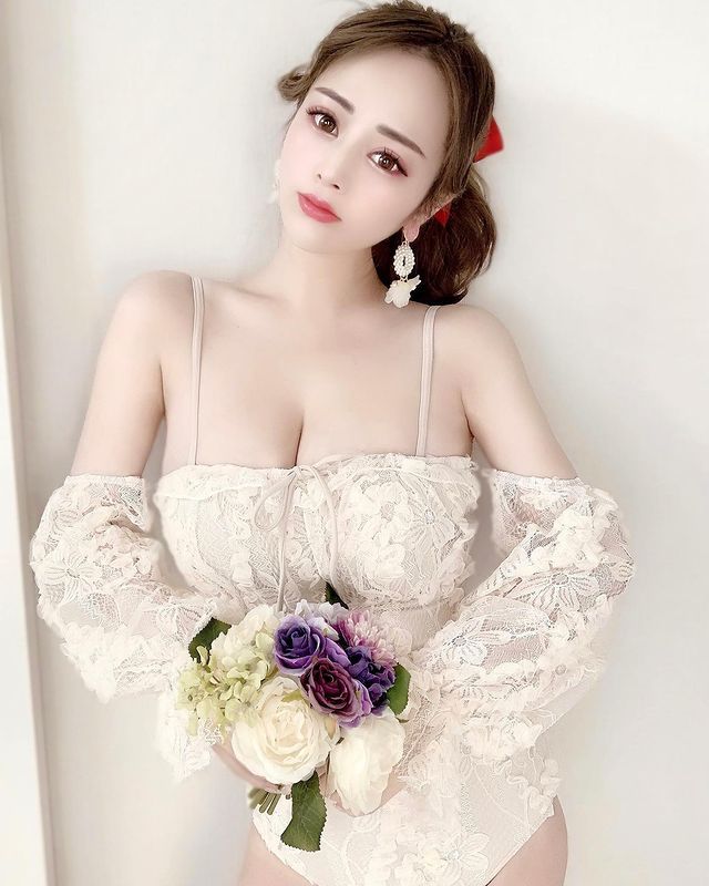 日本美女「本多胡桃」是服装品牌《Poupee BOUTIQUE》的设计师兼董事，因为常常选用高质感的布料，深受日本女性喜爱！
