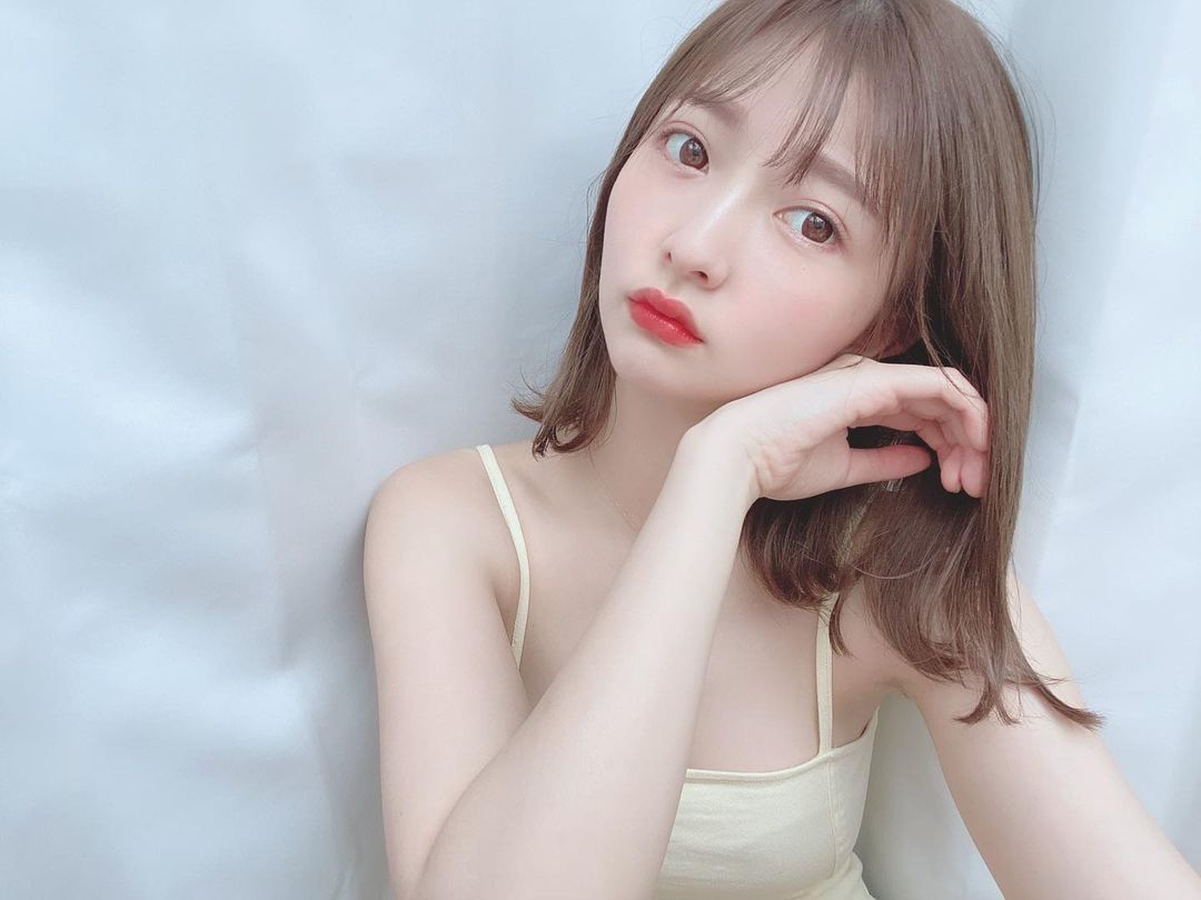 不光如此，去年底知名暗黑潮流女艺人的「明日花绮罗」所发行的说唱新曲《马赛克》中也能看见桥本萌花的伴舞！外型亮眼身材火辣的她很难不被注意到吧～甚至跟退役女演员吉川爱美也是好友关系，看来桥本萌花在演艺圈真的有好好建立人脉啊～以后应该会越来越有名气吧？