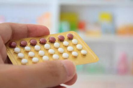 吃了避孕药月经会推迟多久？吃避孕药有什么副作用