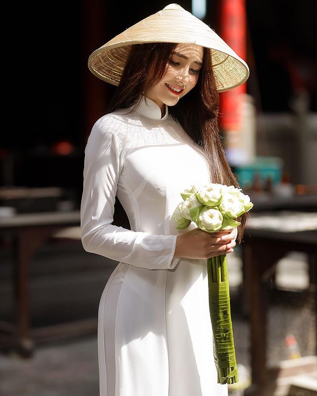穿上越南传统服饰也非常合适，简直就是为了她量身打造一样！