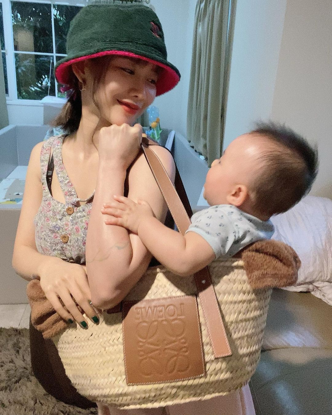 不过火辣美女的追求者可是很多的，想试试冲一发的帅哥只能失望了，陈美贤也早早被追走走入家庭，在2020年也升格当母亲了！