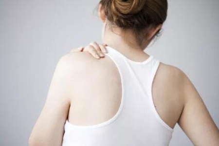 肩胛骨疼痛是什么原因？这三个后背部肩胛骨疼痛的原因