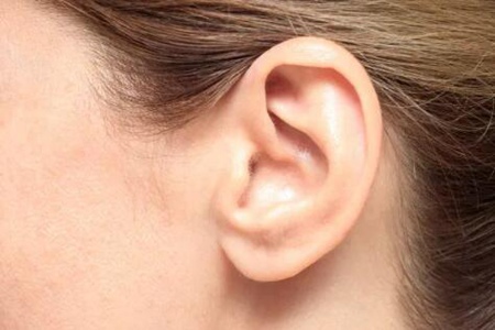 耳朵里流黄水怎么回事？这4个原因耳朵里流黄水预防治疗