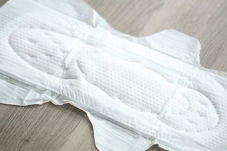 女人使用卫生巾过敏用两种方法缓解