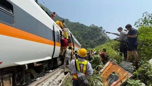 台铁列车发生出轨事故:多人无生命征象