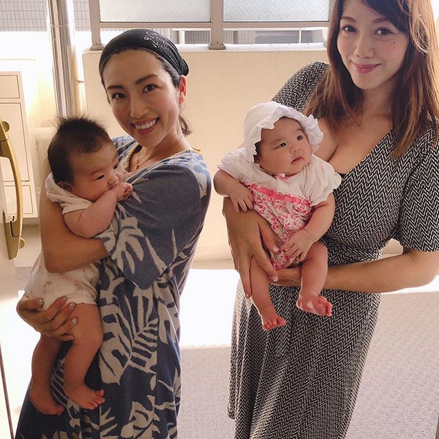 不过这位妈咪的原本的职业就是写真女星，所以露出对她来说已经是常态，由其她的胸器在当年也是招牌，所以才如此敢露呢！