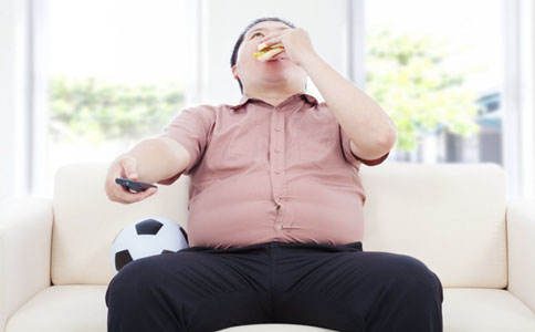 男子因太胖两年内被扣1万多工资