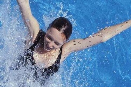 如何游泳减肥效果好？这三个女人游泳的好处