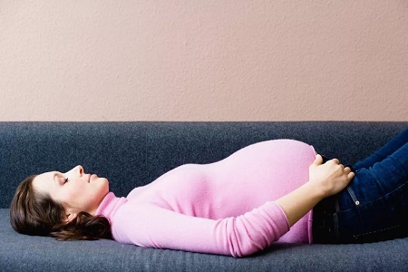 孕妇睡觉频繁有这些症状,别觉得挺正常,这是胎儿在发暗示信号