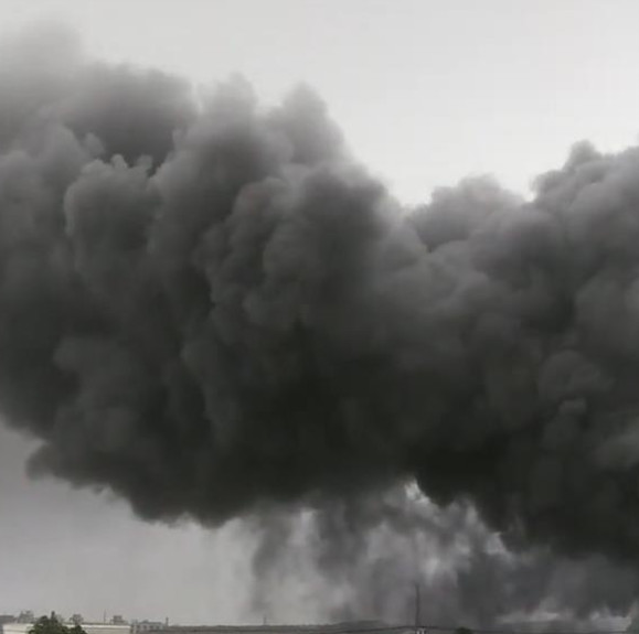 福建晋江一塑胶厂发生火灾,现场浓烟遮天,伤亡不明