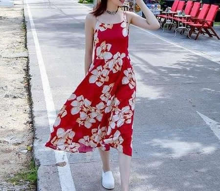 2、吊带连衣裙可以所造凹造型，两条小小的肩带清凉又惹眼！