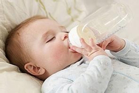 如何避免宝宝吐奶？发生呛奶时就该这么做