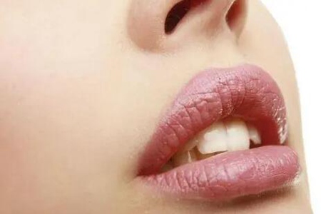 嘴唇发紫是什么原因？这四个症状引发及时治疗