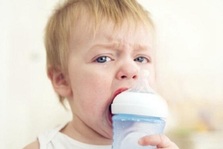 婴儿舌苔厚白是怎么回事？这四个原因引发得及时调理