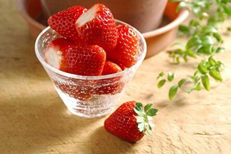 孕妇可以吃草莓吗？如何正确清洗草莓避免农药过多