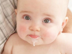 【新生儿吐奶】新生儿吐奶是什么原因_新生儿吐奶怎么办_怎样预防新生儿吐奶
