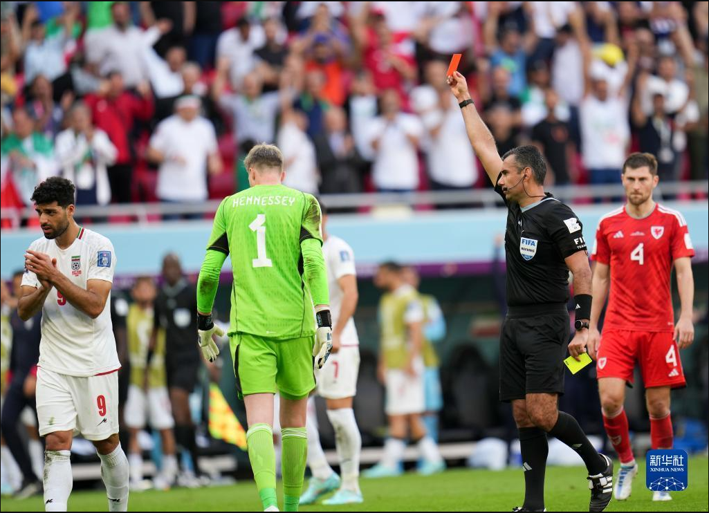 卡塔尔世界杯首张红牌出现 (伊朗 2-0 威尔士)