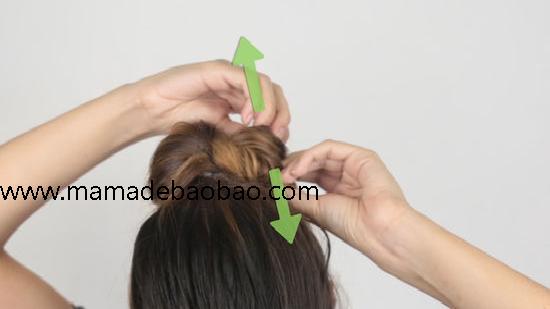 如何把头发做成蝴蝶结: 14 步骤（头发做好准备工作）