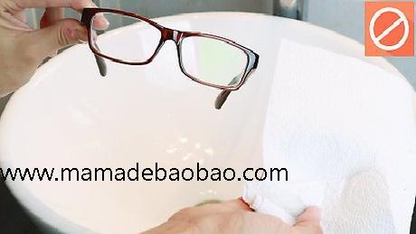 3种方法来清洁眼镜(用温水和餐具洗涤剂)