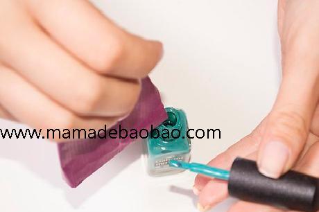3种方法来制作荧光指甲油（用唇彩液制作[1] X 研究来源）