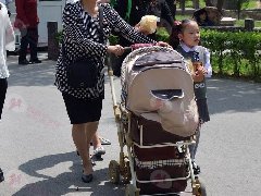 婴儿哭，司机竟不开了…儿对母说：我不敢再坐公车了